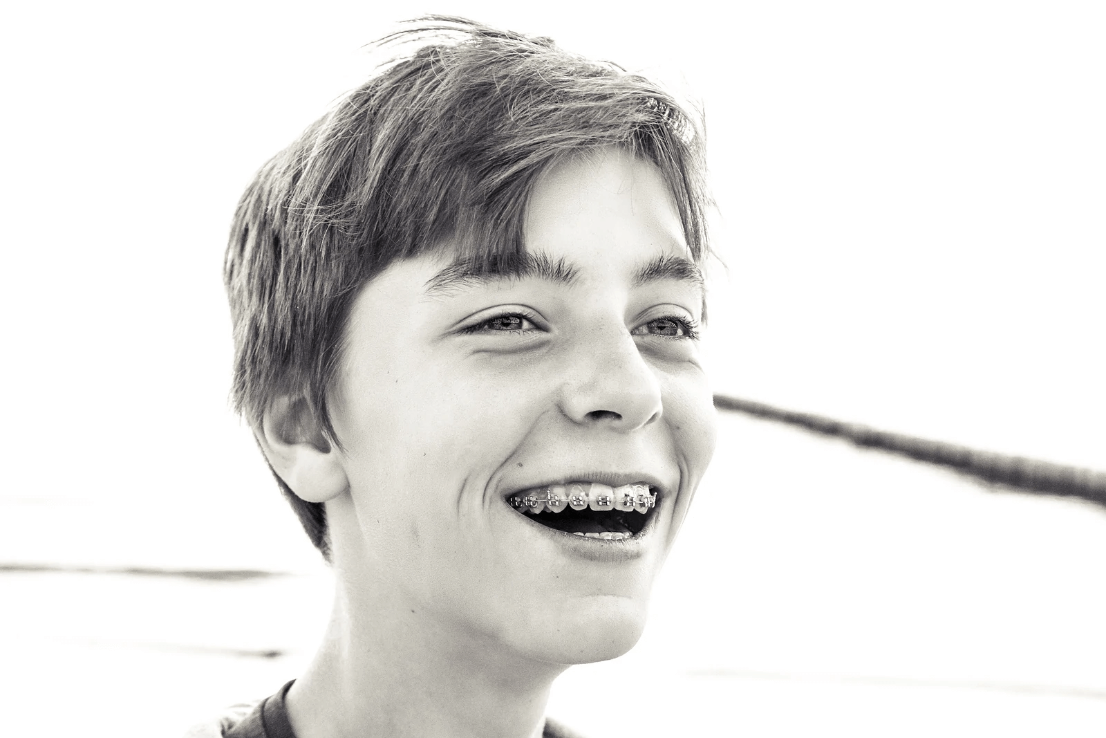 chłopak z aparatem ortodontycznym